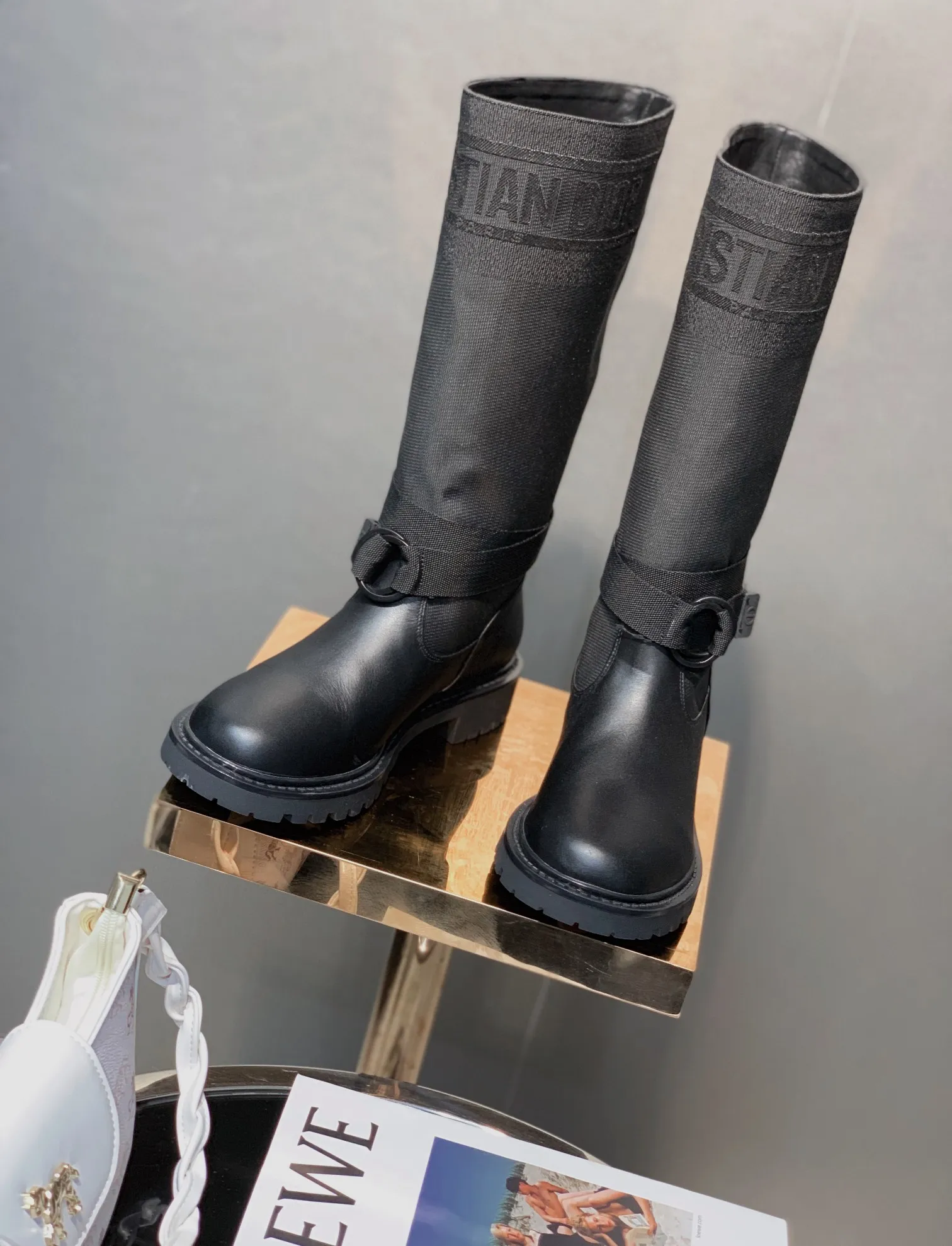 👟👟Ex-factory price 600👟👟 The latest 2024 Dior/Dior autumn and winter catwalk model. The original version is 1:1. In terms of boots, the biggest highlight of this season’s brand fashion show is this boot. The color-blocking design is unique and versatile. Exclusive mold opening. The heel height is 3cm. They are so beautiful on the feet! Fabric, calfskin, lining, sheepskin lining, outsole, TPU bottom ☑Number of yards: 35-40, (41 custom-made, non-returnable and non-exchangeable) high boots